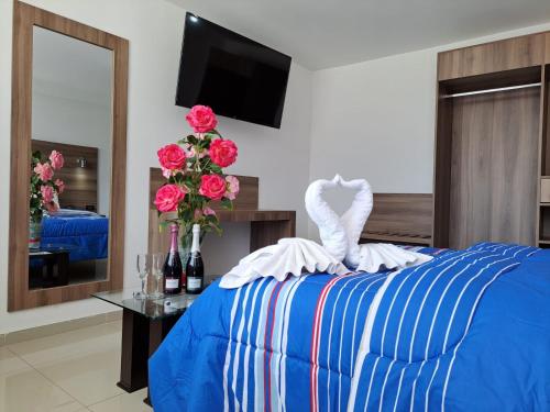 Un dormitorio con una cama con un cisne blanco. en Hoteles Gutiérrez Mansión, en Arequipa