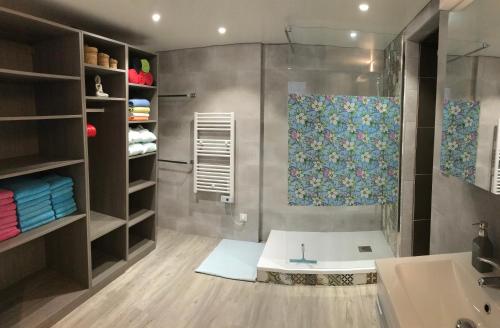 a bathroom with a shower and a sink at Casa o Futuro in Alcobaça