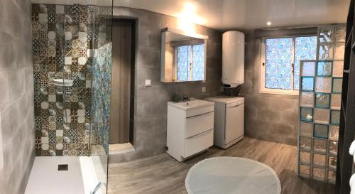 a bathroom with a shower and a sink at Casa o Futuro in Alcobaça