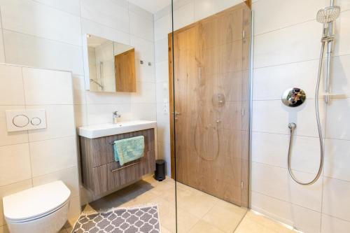 ein Bad mit einer Dusche, einem WC und einem Waschbecken in der Unterkunft Ferienwohnung Pedit in Tarrenz
