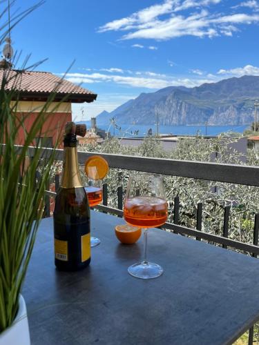 a bottle of wine and two glasses on a table at Casa Simone in Malcesine