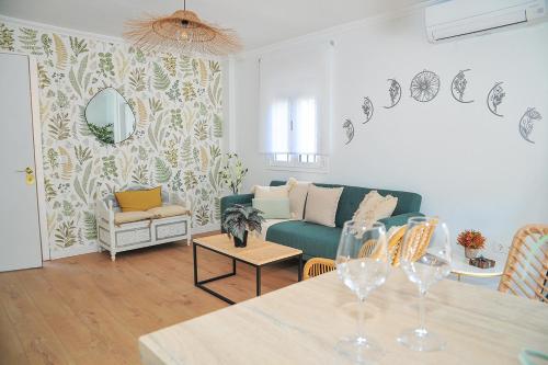 埃爾博斯克的住宿－Mardelunas，客厅配有沙发和桌子