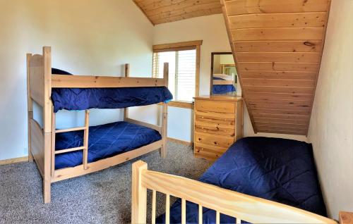 1 dormitorio con 2 literas y espejo en The Hideaway Hostel en Island Park