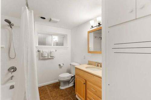 ein weißes Bad mit einem WC und einem Waschbecken in der Unterkunft Hillside on North Queen Anne in Seattle