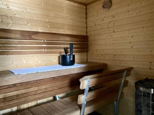 a sauna with a pot sitting on a shelf at Huoneistomajoitus Pirtti, LaatuLomat in Juva