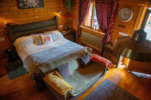 ニュータウンにあるAPPLE Cabin - Little Log Cabin in Walesのベッドとソファのある寝室