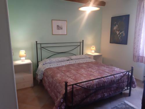 1 dormitorio con 1 cama con 2 mesitas de noche en Poggio dell'Olivo, en Pitigliano