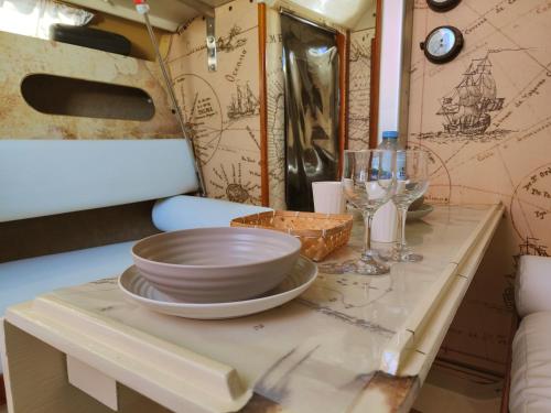 einen Tisch mit Schalen und Weingläsern darauf in der Unterkunft Lanzarote Pirat in Arrecife