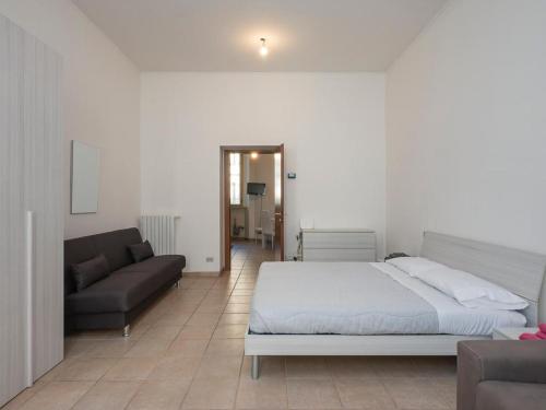 - une chambre avec un lit et un canapé dans l'établissement Suite Sauro 6 Guest, à Milan