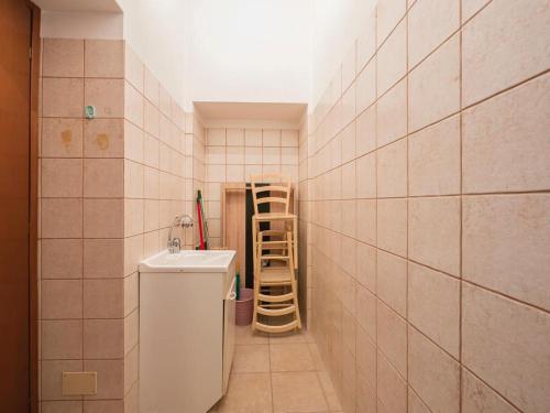 Elle comprend une petite salle de bains pourvue d'un lavabo et d'une étagère. dans l'établissement Suite Sauro 6 Guest, à Milan