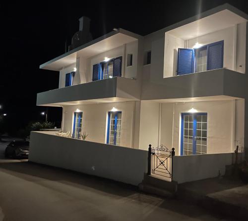 una gran casa blanca por la noche con luces en Elefanti Nani, en Livadia