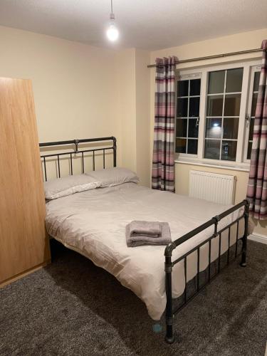 una camera con un letto di Spacious 8 bed house in central Grimsby a Grimsby