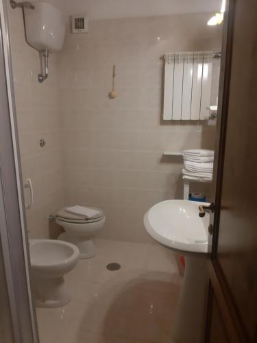 uma casa de banho branca com um WC e um lavatório em Poggio dell'Olivo em Pitigliano