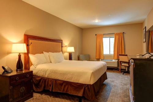 een hotelkamer met een bed en een telefoon bij Wagon Wheel Hotel in West Yellowstone