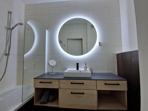 La salle de bains est pourvue d'un lavabo et d'un miroir. dans l'établissement Platinum Bled, à Bled