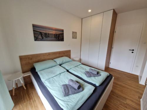 une chambre avec un lit avec deux oreillers dessus dans l'établissement Platinum Bled, à Bled