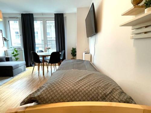 1 dormitorio con 1 cama y 1 mesa con sillas en New I Stylish I Modern I Cozy, en Viena