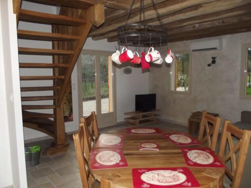 une salle à manger avec une table et des chaises en bois dans l'établissement La Haute Bédinière, à Crouy-sur-Cosson