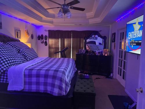 Ένα ή περισσότερα κρεβάτια σε δωμάτιο στο Neat family home near downtown Covington