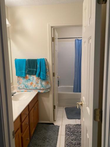 Ένα μπάνιο στο Neat family home near downtown Covington