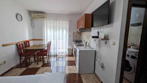 eine kleine Küche mit Tisch und eine kleine Küche mit Tischplatte in der Unterkunft Apartment Igalo-Center, 40m2 in Herceg-Novi