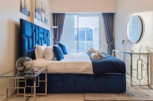 Postel nebo postele na pokoji v ubytování SAPPHIRE - Burj view, 2 bedroom apartment DOWNTOWN DUBAI