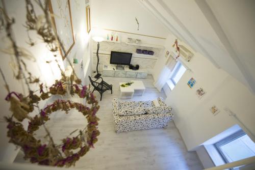 an overhead view of a living room with a couch and a tv at Apartments Mandarina in Mali Lošinj