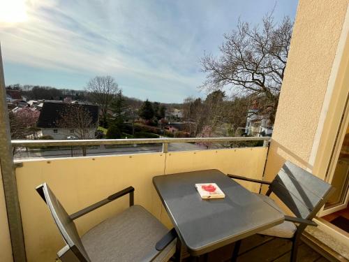 una mesa pequeña y sillas en un balcón con vistas en Super-Ostseeferien, en Graal-Müritz