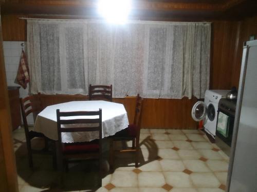 uma cozinha com mesa e cadeiras num quarto em Nino Apartement Zugdidi em Zugdidi