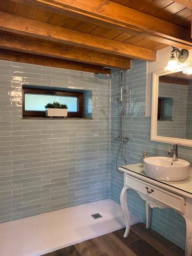 uma casa de banho com um lavatório e um espelho em EL VIEJO MOLINO em Lugo