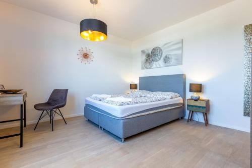 um quarto com uma cama, uma secretária e uma cadeira em Tiffy studio w private parking em Zadar