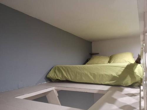 Schlafzimmer mit einem Bett und einem Glastisch in der Unterkunft F1 37m² hyper centre face au marché in Ajaccio