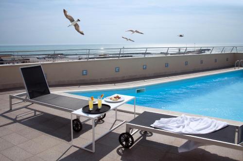 The swimming pool at or close to Hotel Tiber