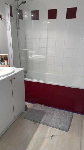 une salle de bain avec une douche, une baignoire et un lavabo dans l'établissement T2 cabine avec terrasse et piscine, à Mimizan