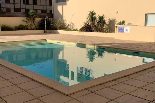 Bazén v ubytovaní T2 cabine avec terrasse et piscine alebo v jeho blízkosti