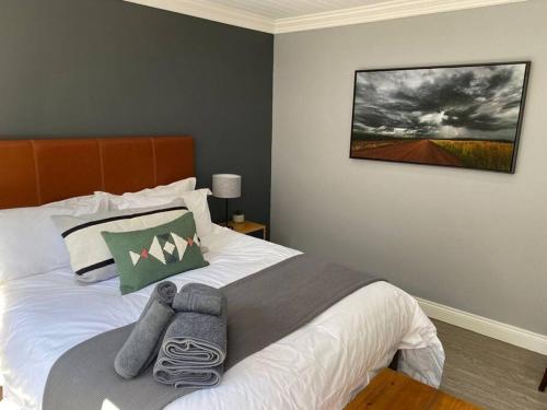 Una cama o camas en una habitación de Dam'n Devine