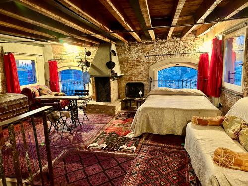 ジェノヴァにあるTorre Ducale Dimora Storicaのレンガの壁、ベッド2台が備わるベッドルーム1室が備わります。