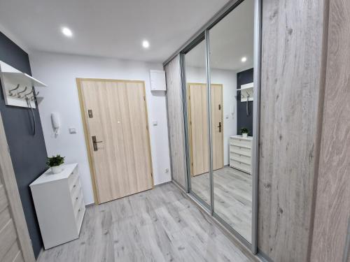 a hallway with sliding glass doors in a room at Apartament Pastelowy in Świnoujście