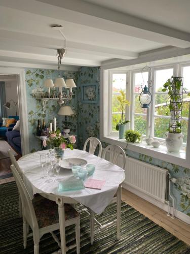 Bergkvara的住宿－Mast Hav B&B，一间配备有白色桌椅的用餐室