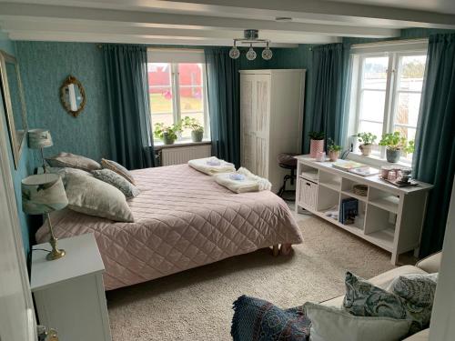 una camera con letto, scrivania e finestre di Mast Hav B&B a Bergkvara