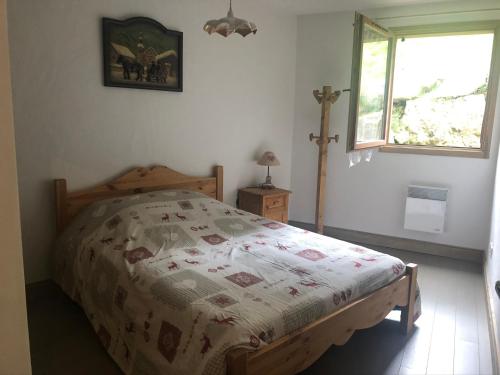 une chambre avec un lit avec une couette dessus dans l'établissement Ma tanière aux 7 Laux, à Les Adrets