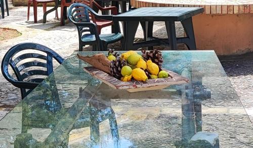 シルヴィ・マリーナにあるAgriturismo Le Macineのガラスのテーブルの上に置かれた果物