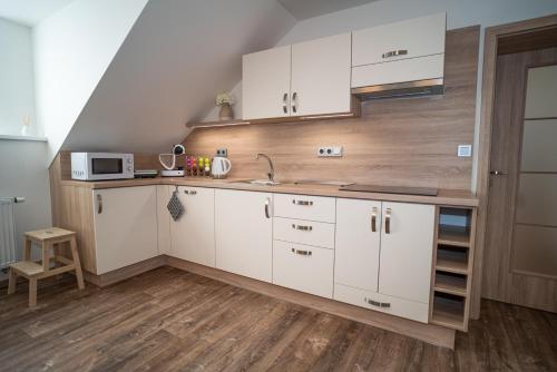 Apartmánový dům Sklípekにあるキッチンまたは簡易キッチン