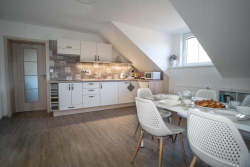Apartmánový dům Sklípekにあるキッチンまたは簡易キッチン