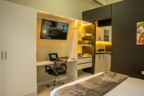une chambre avec un bureau et une chaise dans une cuisine dans l'établissement FLAWLESS LODGE EN IMBANACO, Cali-Colombia, à Cali