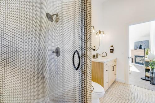 een badkamer met een douche, een toilet en een wastafel bij Heron Escape in Bodega Bay