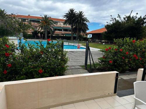 Vista sulla piscina di Los Cancajos Apartamento Acijoa o su una piscina nei dintorni