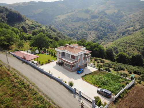 una vista aérea de una casa en una montaña en Öztürk Farm House en Samsun