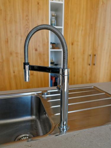 a kitchen sink with a faucet on top of it at Villa goISTRIA in Fuškulin
