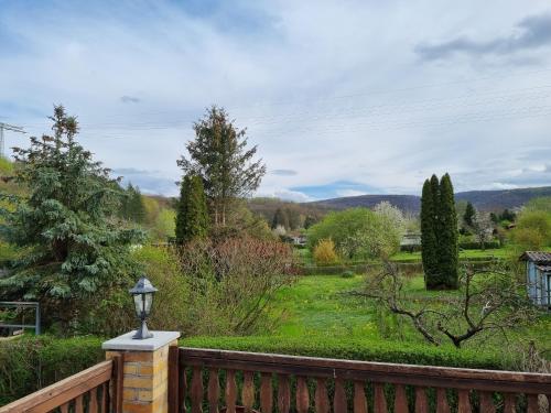 Blick auf den Garten von der Terrasse eines Hauses in der Unterkunft FERIENHAUS ZUM HOLZMICHEL in Thale